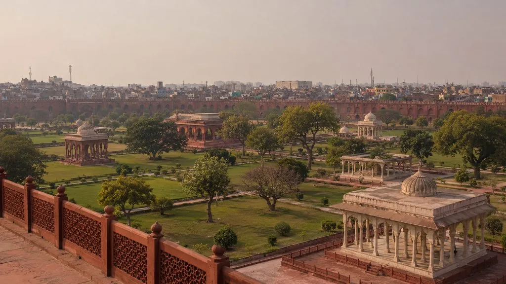 लाहौरी गेट सीधे चांदनी चौक की ओर खुलता है, जो सम्राट के मुख्य द्वार से निकलने वाली सड़क है